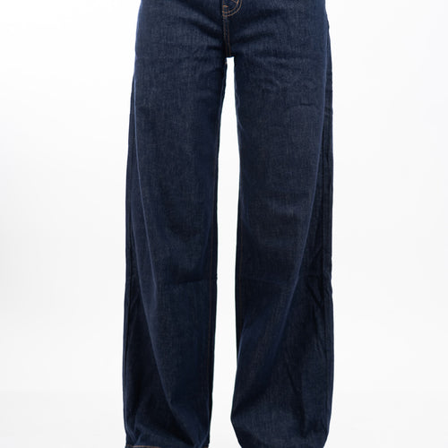 modella indossando Jeans palazzo in denim leggero elasticizzato a gamba ampia colore Denim Zero