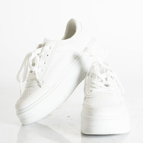 modella indossando Sneakers platform bianche con suola alta colore Bianco
