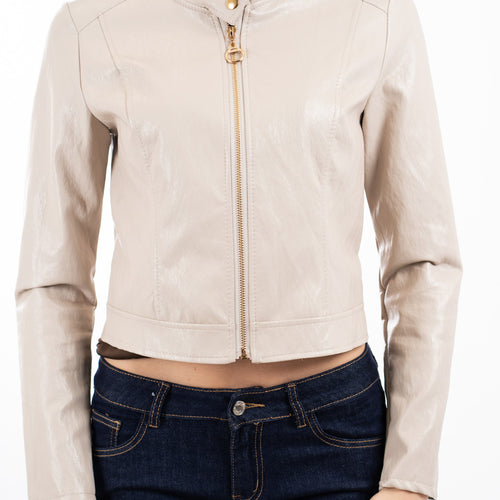 modella indossando Giacca in ecopelle morbida beige con zip frontale e collo coreano colore Beige