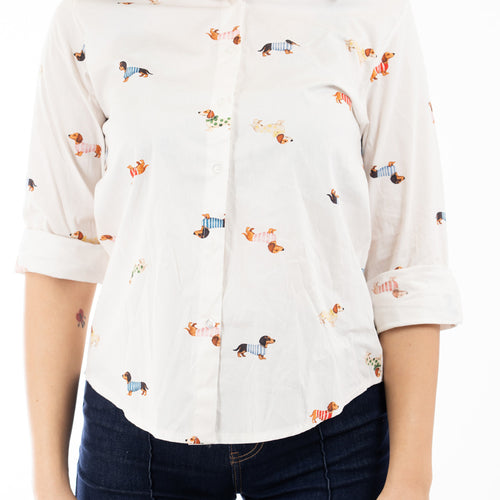 modella indossando Camicia in cotone con stampa bassotti Made in Italy colore Bianco Unica