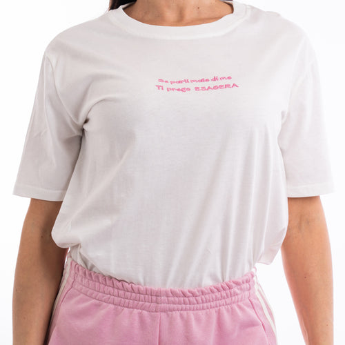 modella indossando T-shirt scritta “Se parli male di me ti prego esagera” colore Bianco-Rosa Unica