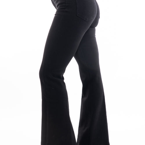 modella indossando Jeans flare a vita media in denim elasticizzato nero colore Nero