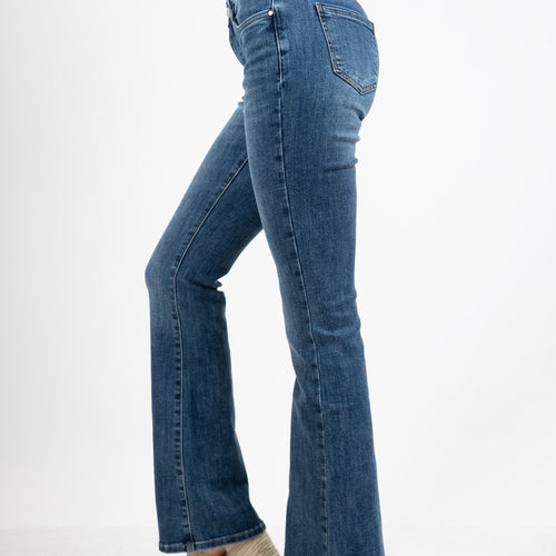 modella indossando Jeans flare aderente in denim elasticizzato con fondo a zampa colore Denim Medio
