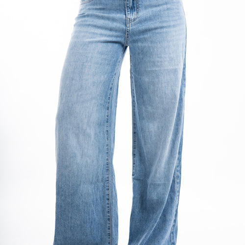 modella indossando Jeans wide leg leggero in denim estivo morbido colore Denim Medio