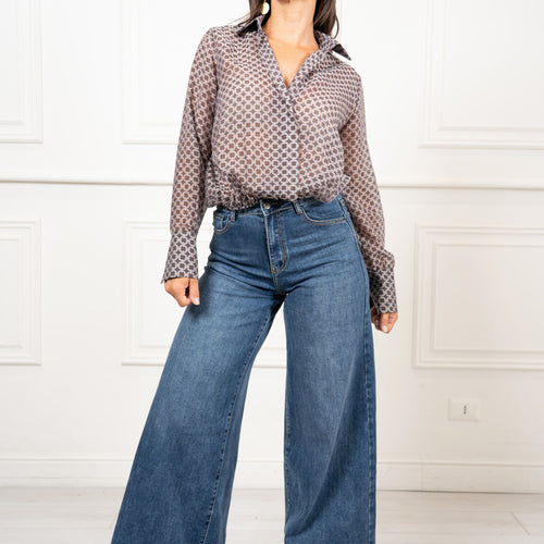 modella indossando Jeans Stone Blue colore Denim Medio