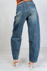 Jeans carrot fit con lavaggio vintage e gamba stondata