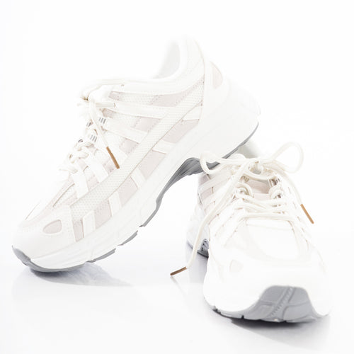 modella indossando Sneakers platform tecniche bianche con suola chunky colore Bianco