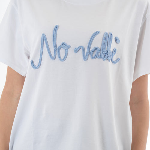 modella indossando T-shirt in cotone elasticizzato con scritta No Vabbè applicata in rilievo colore