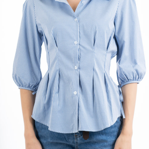 modella indossando Camicia rigata donna in cotone elasticizzato con vita arricciata e maniche a palloncino colore Blu Unica