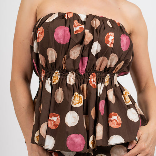 modella indossando Top fascia a palloncino in cotone fantasia pois acquerello colore Marrone Unica
