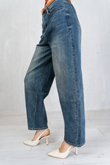 Jeans carrot fit con lavaggio vintage e gamba stondata