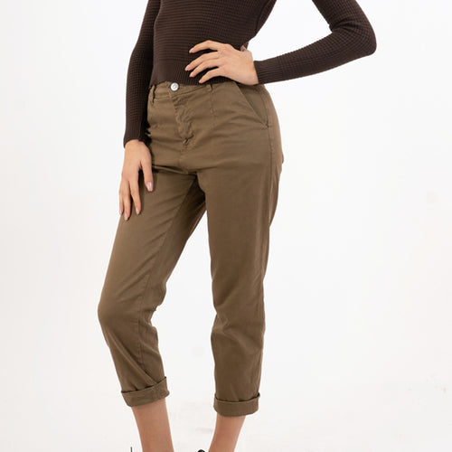 modella indossando Chinos Camel Style colore Camel