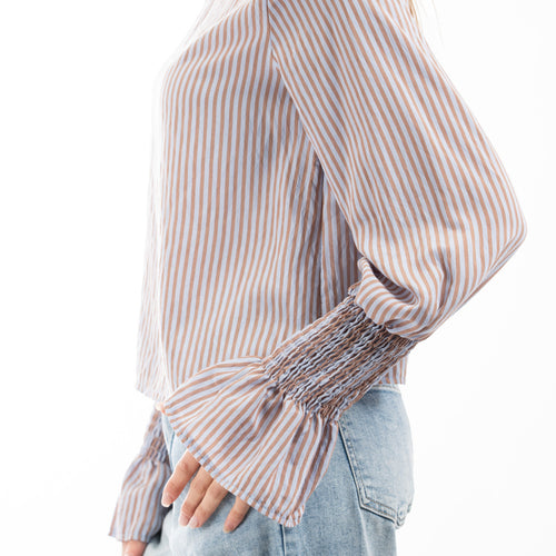 modella indossando Blusa rigata in viscosa con manica balloon e polso smock colore Celeste Unica