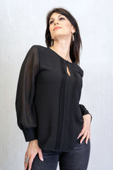 Blusa in georgette con pieghe frontali – Nera