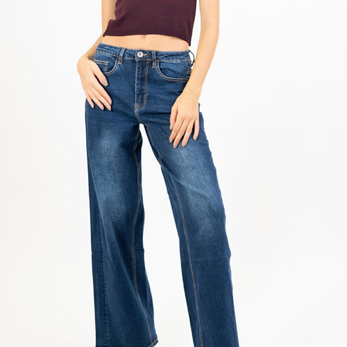 modella indossando Top scollo all’americana in filato leggero colore Prugna Unica