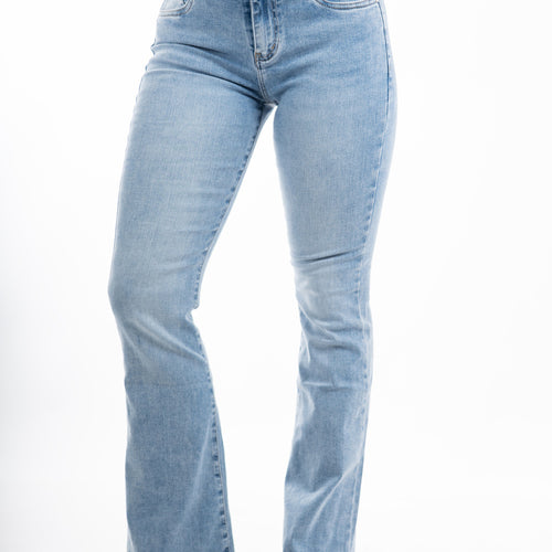modella indossando Jeans flare a vita regolare in denim elasticizzato effetto slavato colore Denim Medio