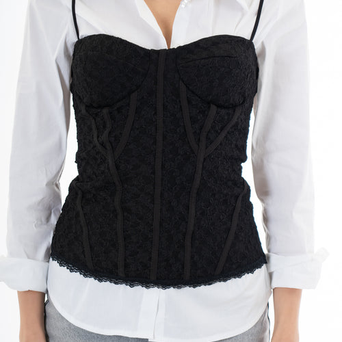modella indossando Bustier in pizzo elasticizzato con coppe preformate e passamaneria al fondo colore Nero Unica