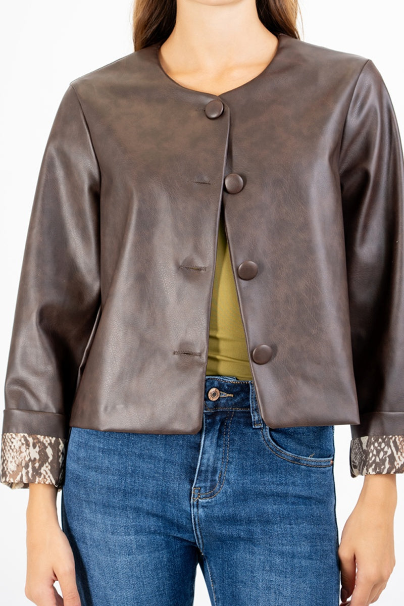 Giacca ecopelle morbida con fodera animalier.