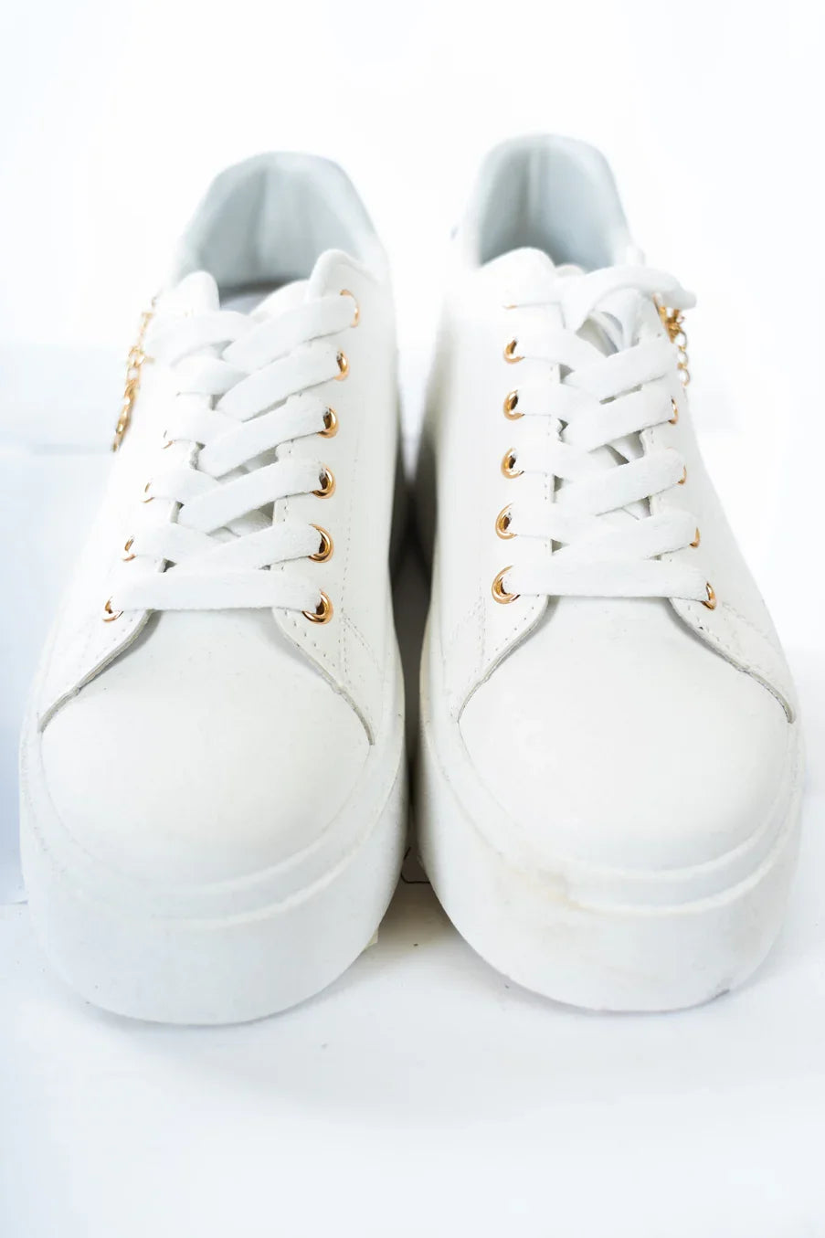 Sneakers con ciondolo laterale