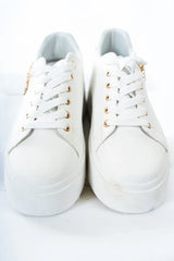Sneakers con ciondolo laterale