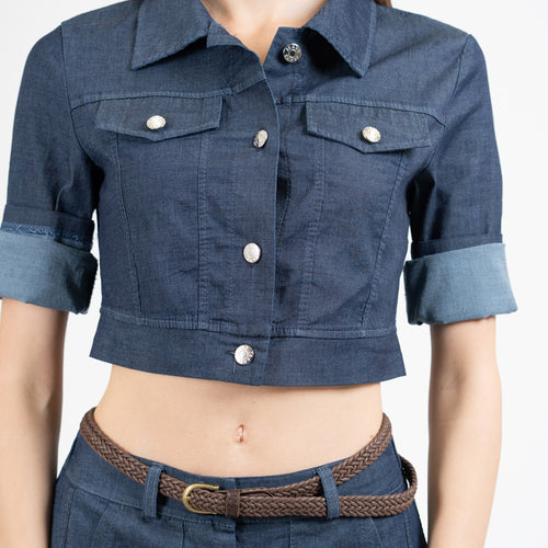 modella indossando Giacchetto corto effetto chambray con bottoni metallici colore Denim Scuro