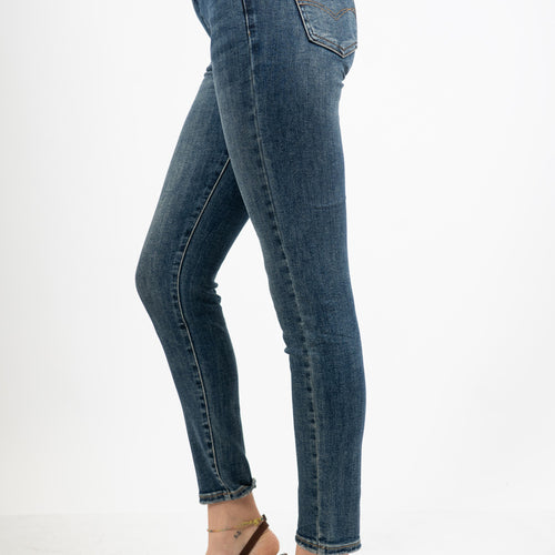 modella indossando Jeans skinny elasticizzato lavaggio tè colore Jeans Thè