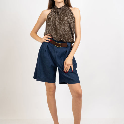modella indossando Bermuda ampio con pinces effetto chambray colore Denim Scuro Unica