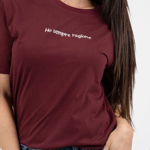 modella indossando T-shirt scritta cotone “Ho sempre ragione” colore Bordeaux-Beige Unica