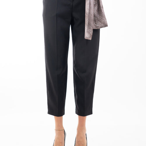 modella indossando Pantalone cropped in tela fluida nera con cintura foulard colore Nero