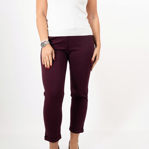 modella indossando Pantaloni Punto Milano Elegance – Prugna colore Prugna