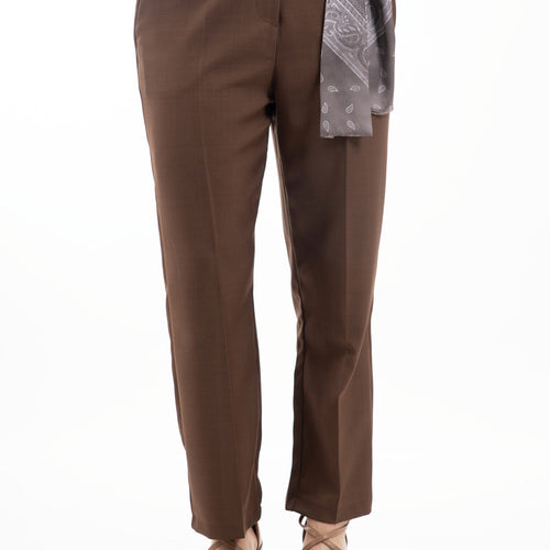 modella indossando Pantalone cropped in tela fluida marrone con cintura foulard colore Marrone