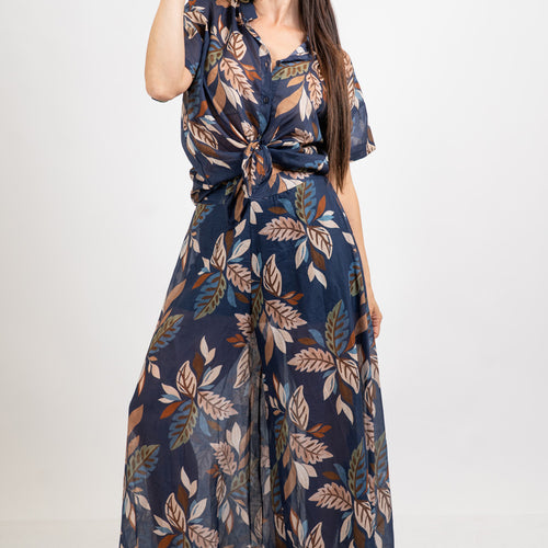 modella indossando Camicia velata in cotone fantasia Forest Leaf colore