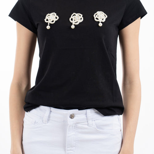 modella indossando T-shirt in cotone elasticizzato con applicazione gioiello fiore colore Nero Unica