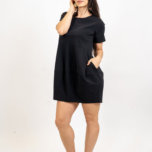modella indossando Abito corto a palloncino in tela elasticizzata colore Nero Unica
