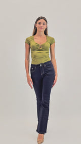 Maglia Charm Detail con accessorio.