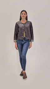 Giacca ecopelle morbida con fodera animalier.