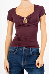 Maglia Charm Detail con accessorio.