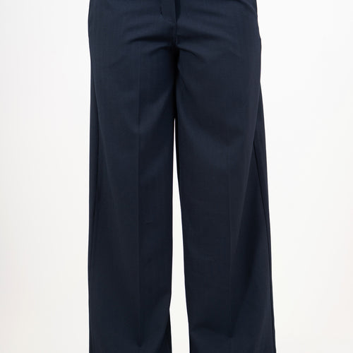 modella indossando Pantalone dritto rigato spinato blu colore Blu