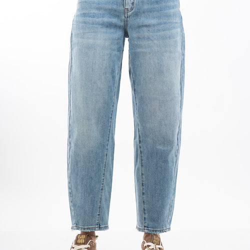 modella indossando Jeans balloon in denim elasticizzato con fondo taglio vivo colore Denim Medio