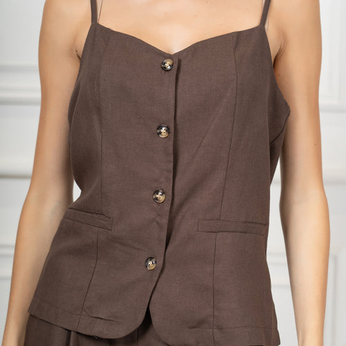 modella indossando Top Gilet in Lino e Viscosa con Bottoni colore Marrone Unica