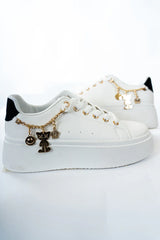 Sneakers con ciondolo laterale