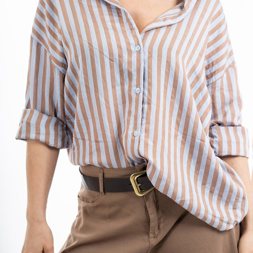 modella indossando Camicia lunga a righe in viscosa con lavorazione jacquard colore Celeste Unica