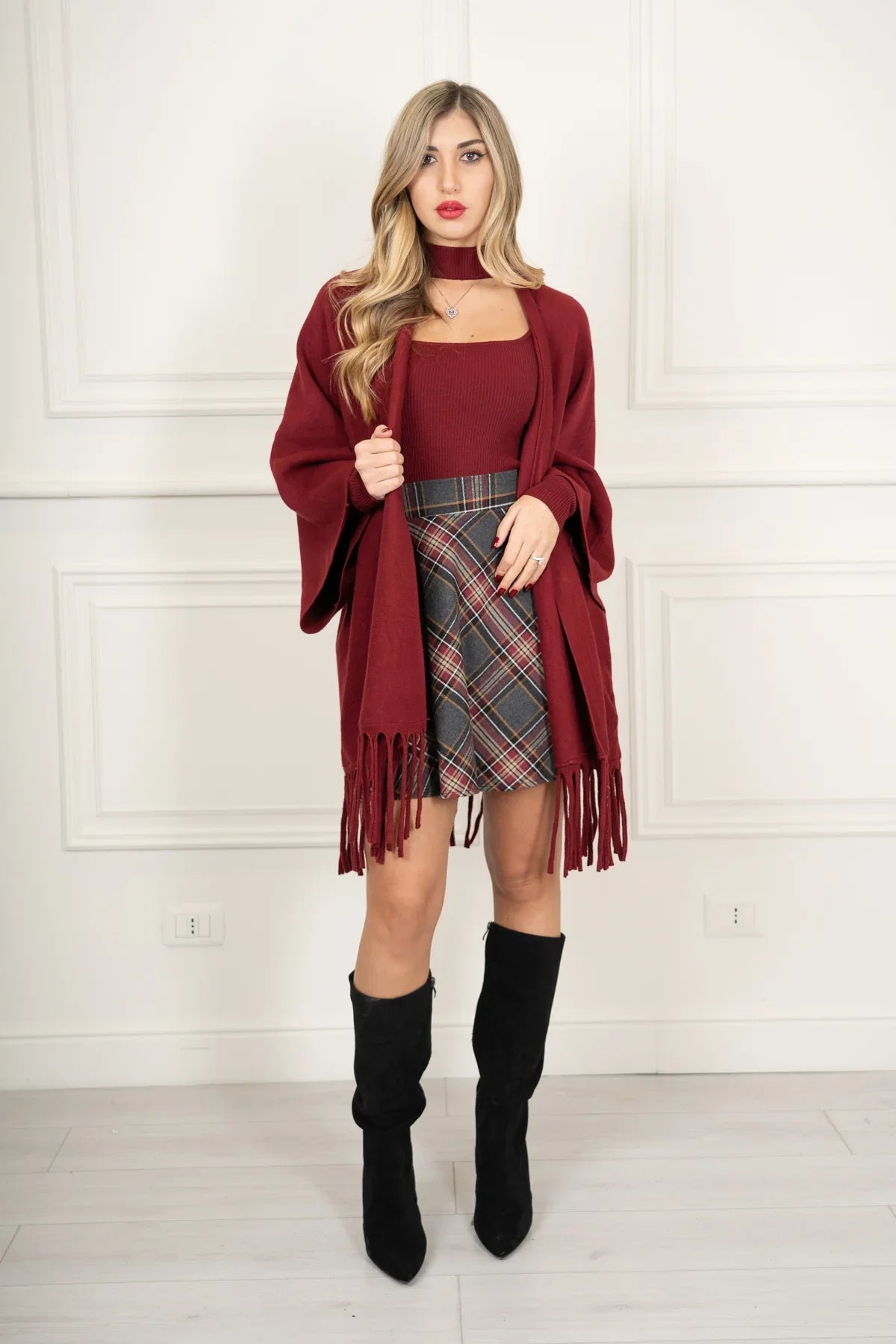 Mantella filo viscosa con frange bordeaux