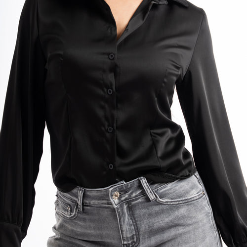modella indossando Camicia in raso avvitata nera colore Nero