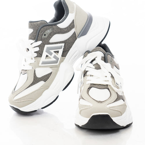 modella indossando Sneakers platform in mesh con inserti effetto suede e suola chunky colore Grigio
