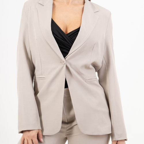 modella indossando Giacca avvitata beige con bottone singolo e fodera in raso colore Beige Greige