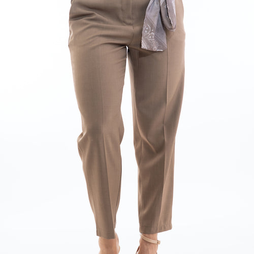 modella indossando Pantalone cropped in tela fluida mélange fango con cintura foulard colore Fango