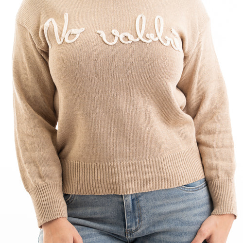 modella indossando Maglia over misto cotone con scritta ricamata “No Vabbé” colore Camel-Beige Unica