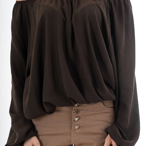 modella indossando Blusa in georgette velata con scollo elasticizzato e manica ampia sblusata colore Marrone Unica