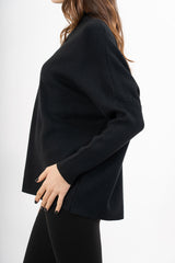 modella indossando Maglia over corta in filato caldo con maniche a costine e collo alto colore